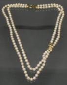 Perlenkette, doppelreihig, 73 bzw. 83 Akoya-Zuchtperlen ø 7 - 8 mm, Mittelteil eingearbeiteter 'Vog