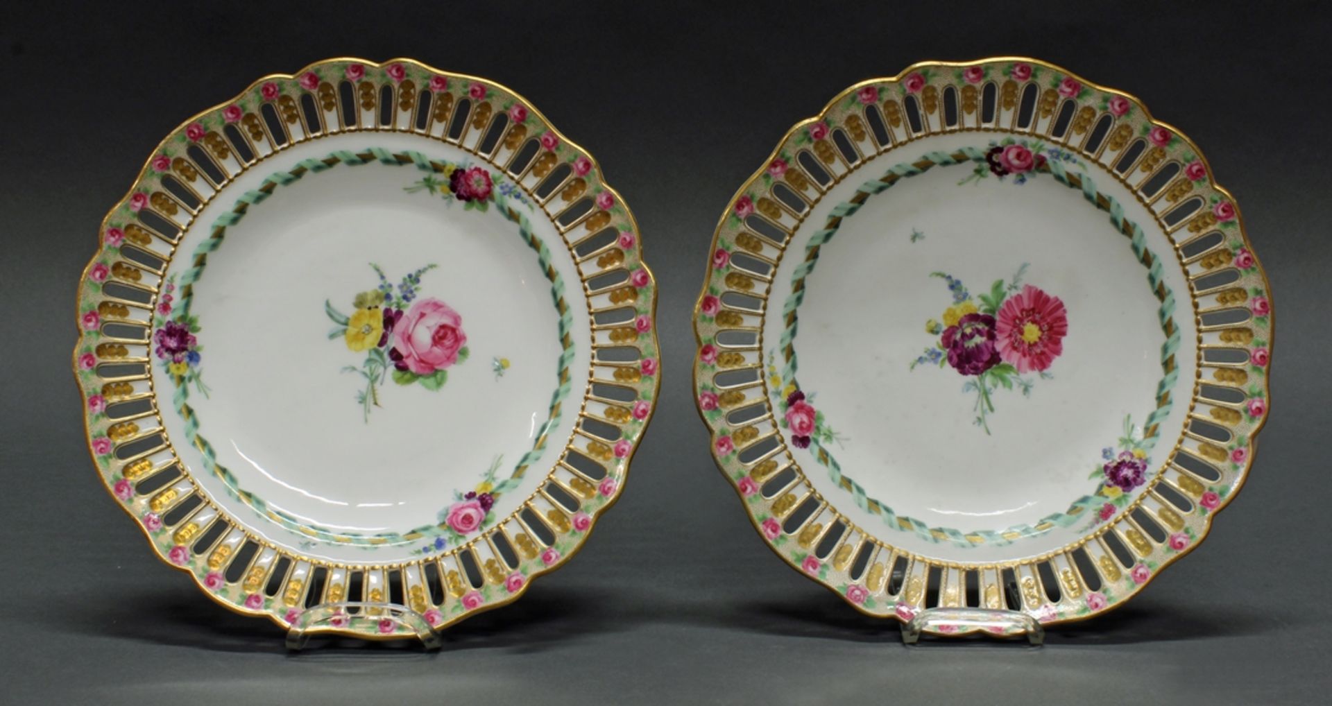 Paar Durchbruchteller, Meissen, Schwertermarke, 1774-1817, goldstaffierte Fahne mit kleinen Rosenbl