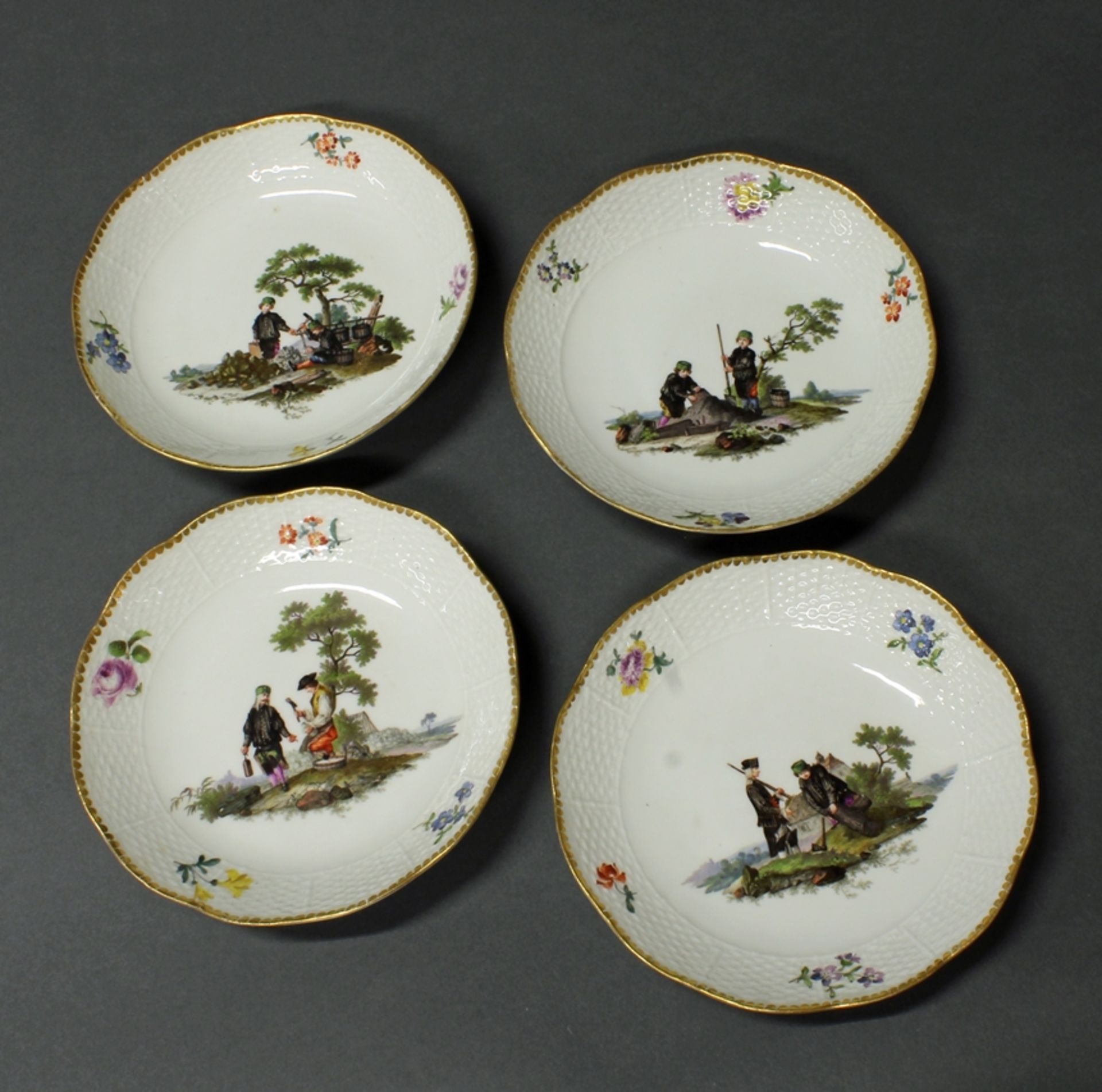 4 Untertassen, Meissen, Schwertermarke, um 1750, Ozier, farbige Malerei mit Bergmannszenen, Fahne m