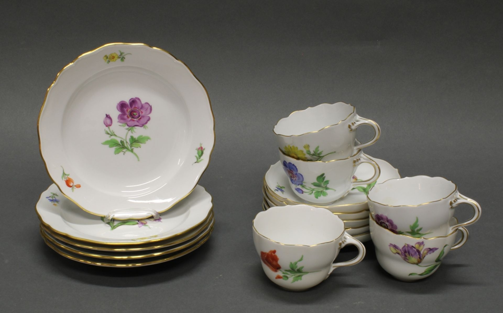 5 Gedecke, Meissen, Schwertermarke, 2. Wahl, Blume 1, Goldrand, ø 18 cm, eine Tasse mit Chip