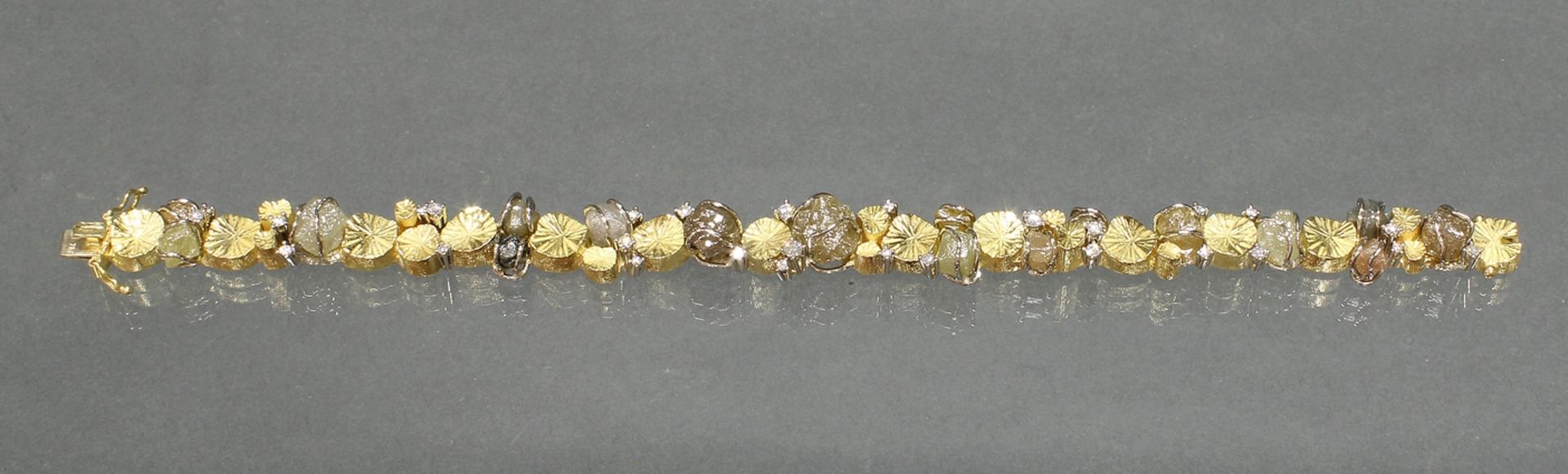 Armband, GG 750, ziselierte Oberfläche, 17 Rohdiamanten ca. 4.5 - 8.5 mm lang, Farbe champagner bis - Bild 2 aus 2