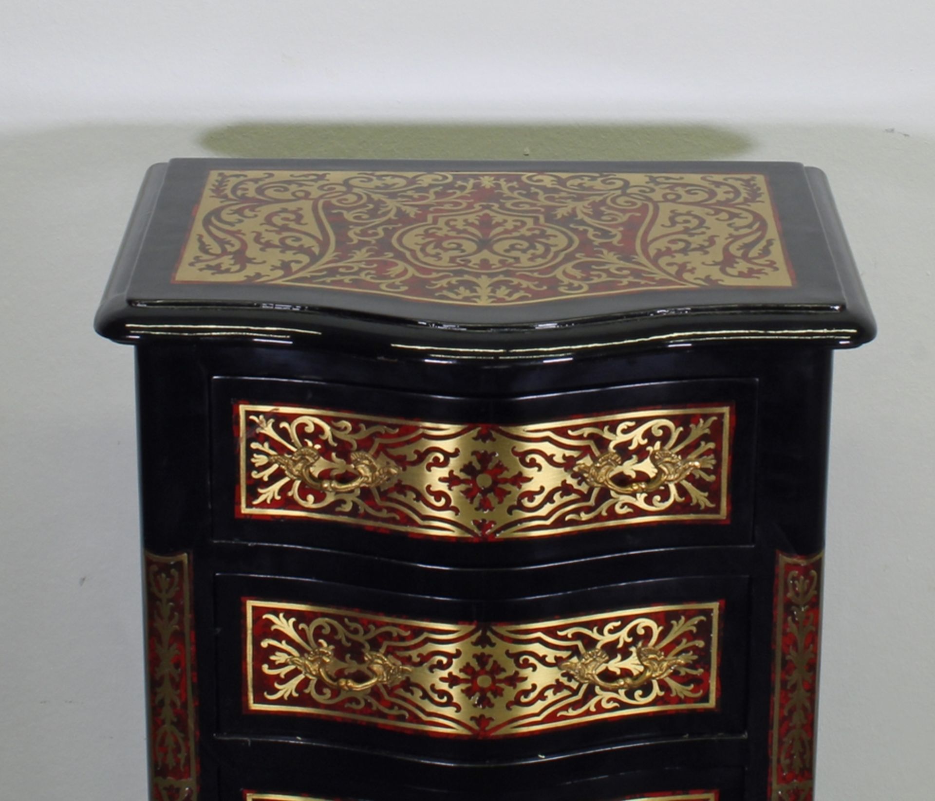 Chiffonière, französischer Boulle-Stil, neuzeitlich, Bronzeappliken, sechs Schübe, 110 x 48 x 35 cm - Bild 2 aus 2