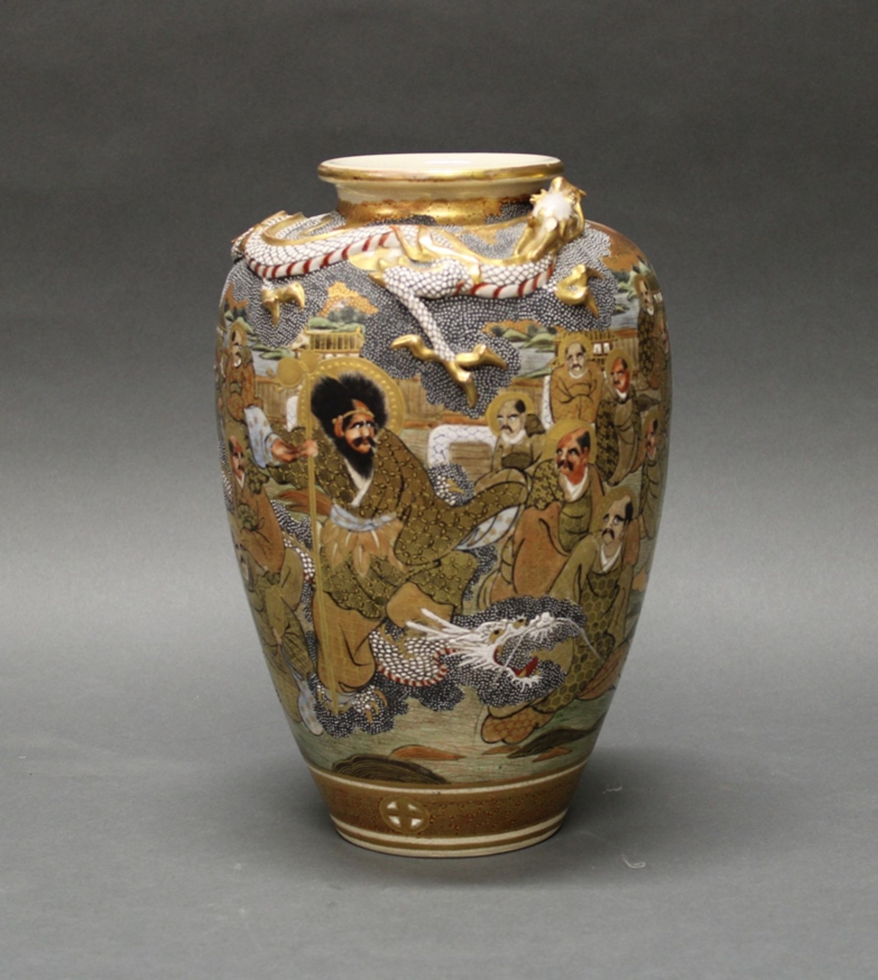 Vase, Japan, um 1900, Satsuma, Schulter mit aufgelegtem Drachen, Wandung mit Darstellung der Rakans