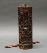 Pinselbecher, "Gelehrte im Bambushain", China, 19. Jh., Bambus, geschnitzt, dunkelbraun patiniert, 