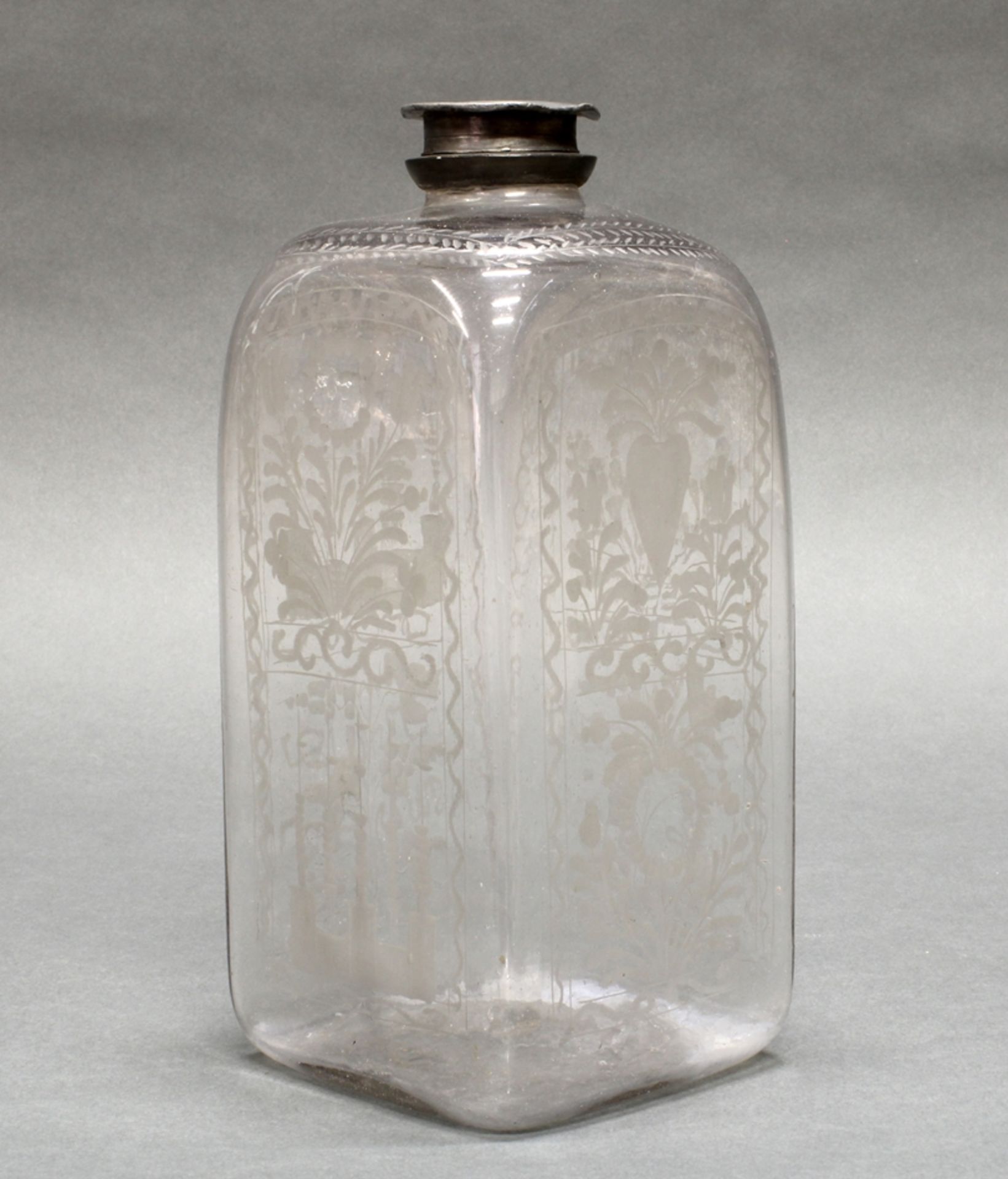 3 Glasflaschen, deutsch, Anfang 19. Jh., farblos, 1x vierseitig, 2x oktogonal, geschnittene Blüten- - Image 3 of 4
