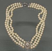 Perlenkette, dreireihig, 50, 54 bzw. 58 Akoya-Zuchtperlen ø ca. 6.3 mm, Mittelteil (Schließe) WG 58