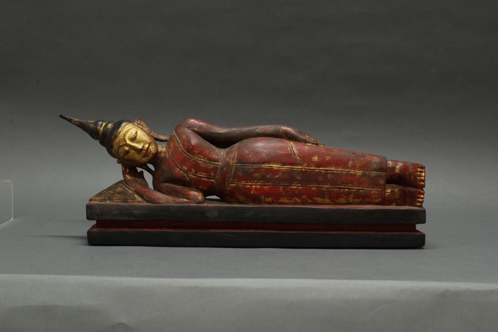Skulptur, "Liegender Buddha", Thailand, 20. Jh., Holz, geschnitzt, rot, schwarz und golden gefasst,