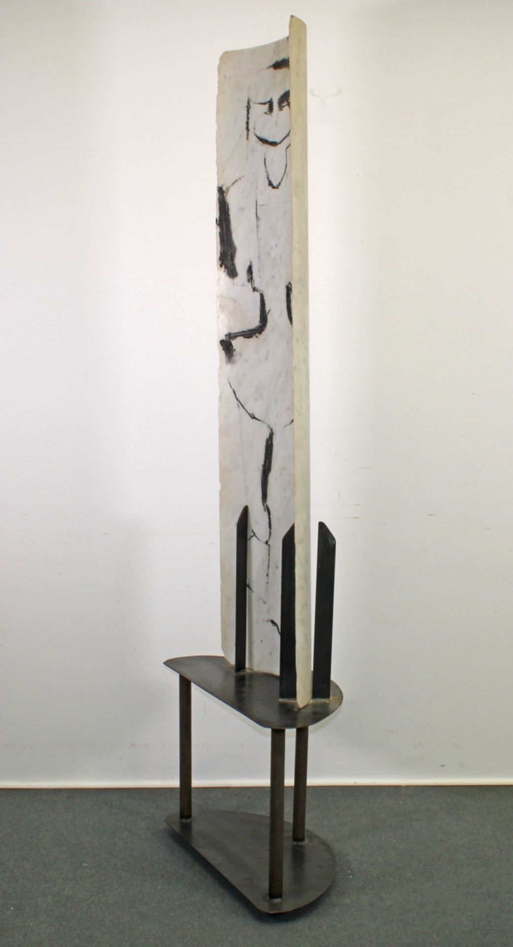 "Divine", Marmor-Skulptur auf Gestell, ca. 160 cm hoch - Bild 2 aus 3