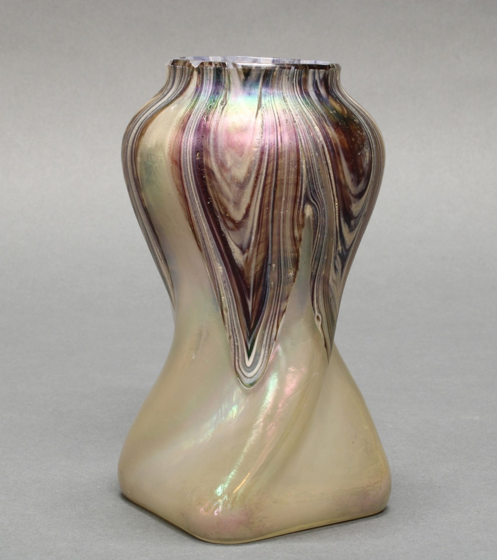 Glasvase, 20. Jh., gedrehte Form mit vierseitigem Stand und runder Mündung, perlmuttfarbener Fond,