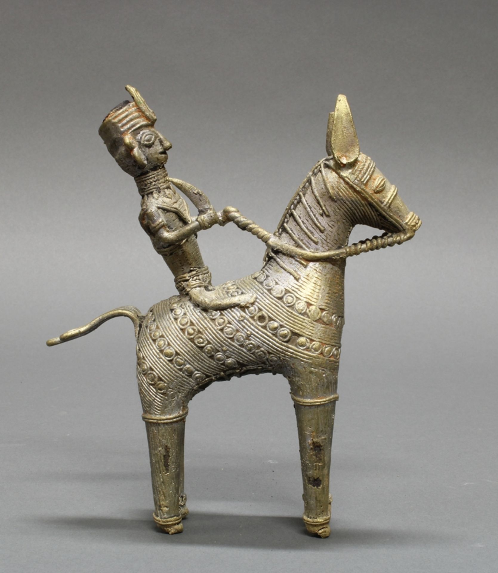 Krieger zu Pferd, Westafrika, silberfarbene Wickeldraht-Arbeit, 18 cm hoch. - Bild 3 aus 3