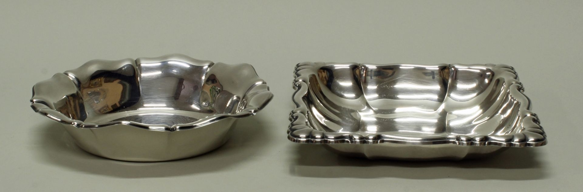 2 Schalen, Silber 835, deutsch, ø 16 cm (eingerissen) bzw. 15.5 x 15.5 cm, zus. ca. 212 g