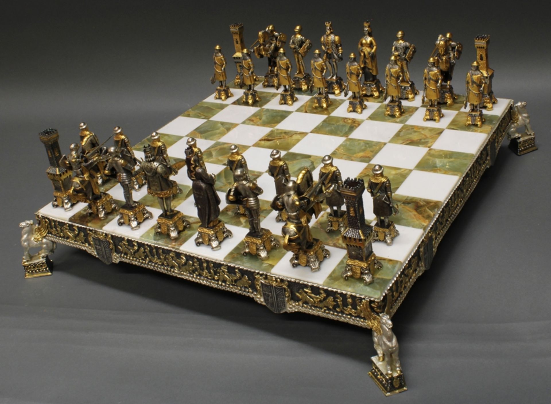 Schachspiel, 33-tlg., Italien, Ende 20. Jh., Piero Benzoni, Spielbrett mit Onyx und einer Einfassun