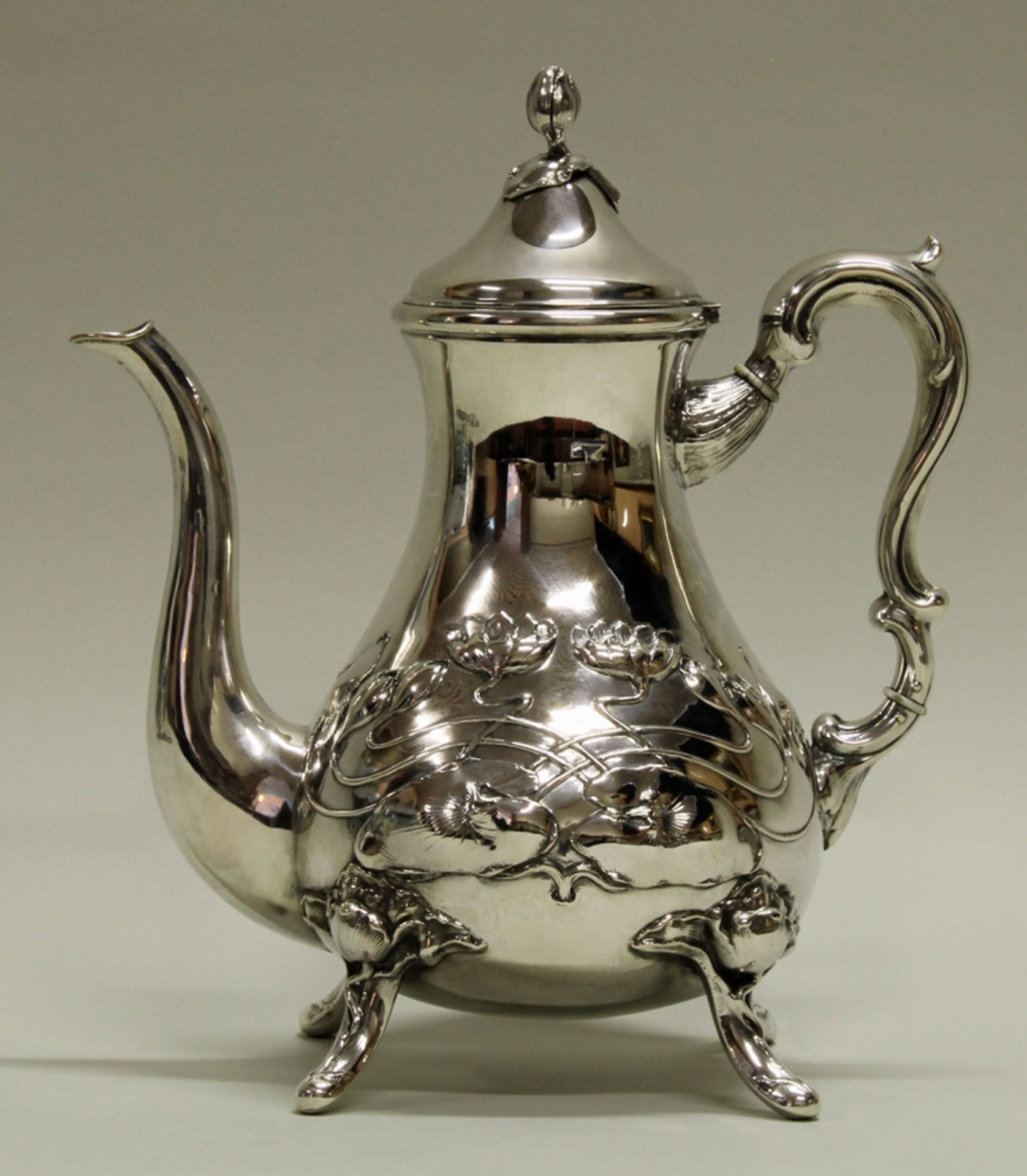 Kaffeekanne, Silber 800, Jugendstil, deutsch, um 1900-1910, schauseitig Seerosen im Relief, birnför