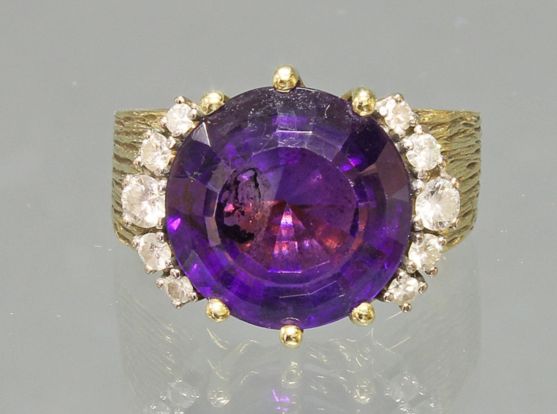 Ring, GG 585, teils weiß belötet, geriefte Schiene, 1 oval facettierter Amethyst ca. 13.7 x 14.6 mm