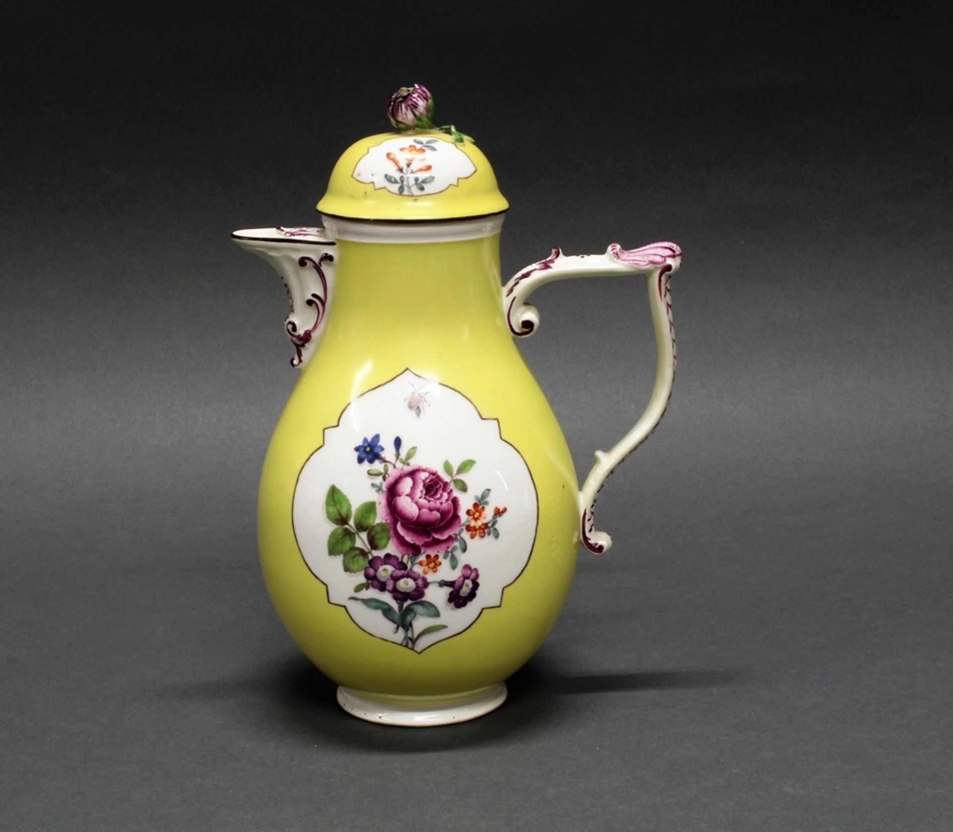 Kaffeekanne, Meissen, Schwertermarke, um 1770, Birnform, J-Henkel mit Schuppen und Muschelzier, gel