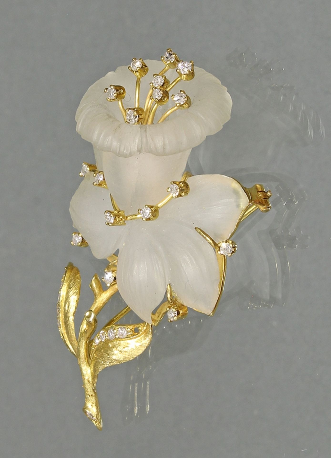 Brosche, 'Kelchblüte', GG 750, Bergkristall, 28 Besatz-Diamanten (einer fehlt), 8.5 cm, 23 g