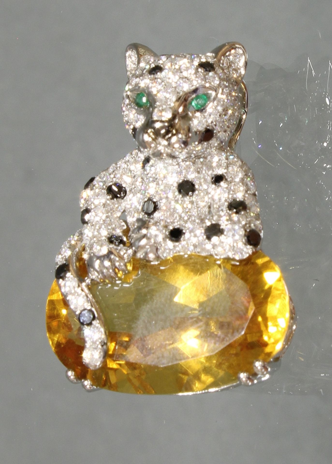 Anhänger/Brosche, 'Panther', WG 750, 1 oval facettierter Citrin ca. 14.6 ct., Brillanten zus. ca. 1