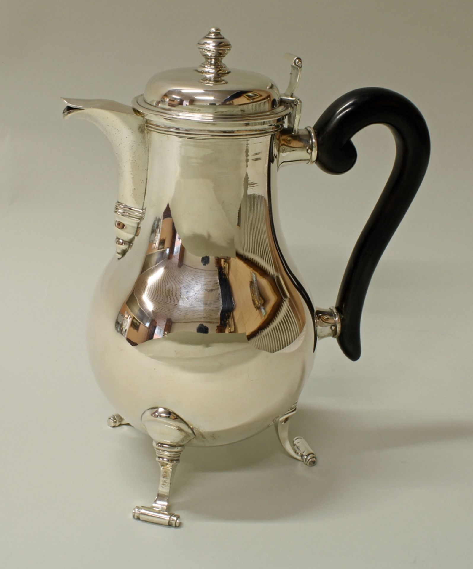 Kaffeekanne, Silber 800, deutsch, birnförmiges Gefäß auf drei Volutenfüßen, Schnabelausguss, schwar