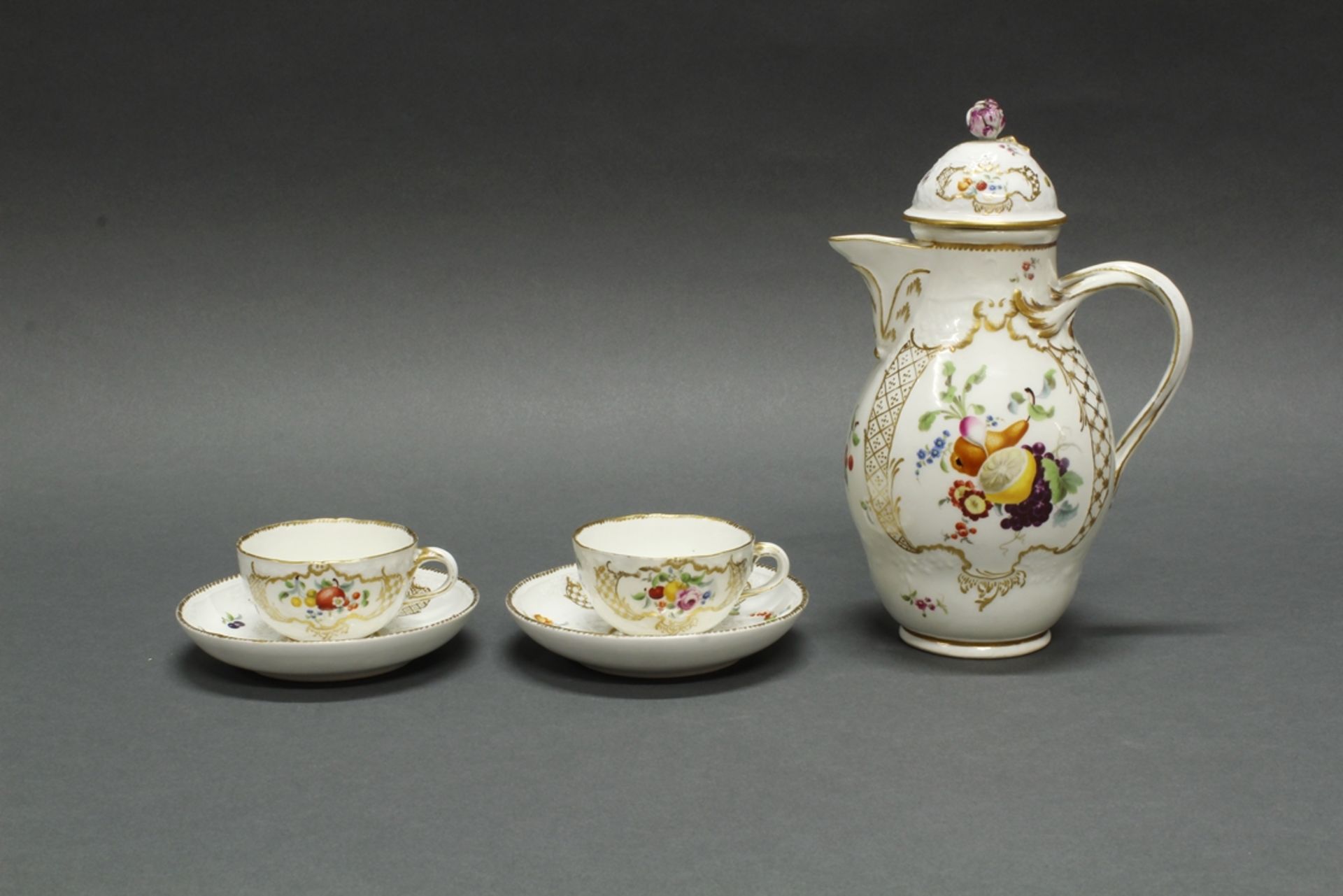 Kaffeekanne, 2 Tassen mit Untertassen, Meissen, Schwertermarke, um 1765, Reliefdekor mit Blüten, Fr