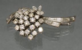 Brosche, 'Blüte', WG 750, 20 Brillanten zus. ca. 2.0 ct., 4 Diamant-Navettes, 15 Diamant-Baguettes,