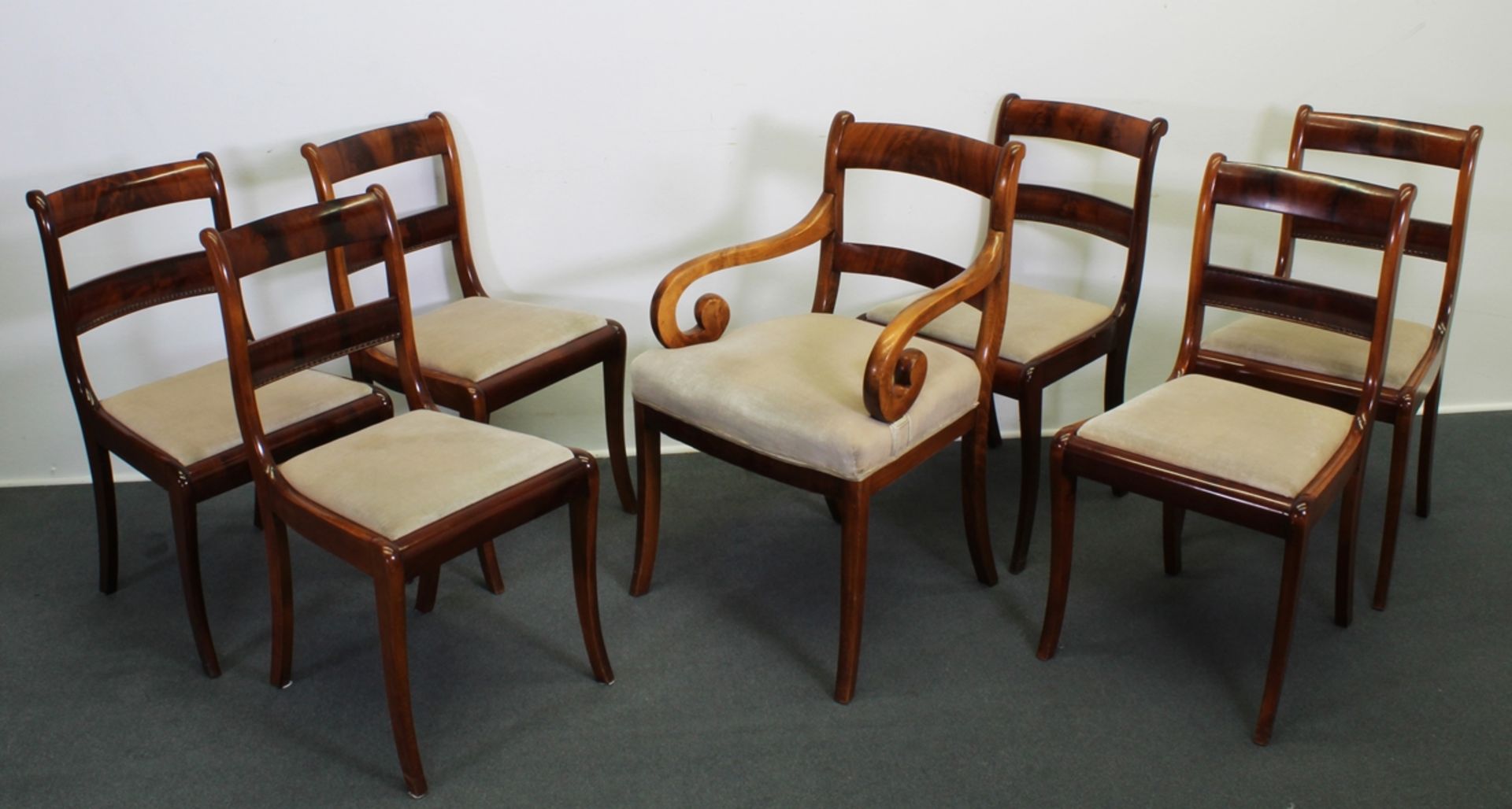7 Stühle, davon ein Armlehnstuhl, Biedermeier um 1825, wohl norddeutsch, Mahagoni, Sitzpolster mit 