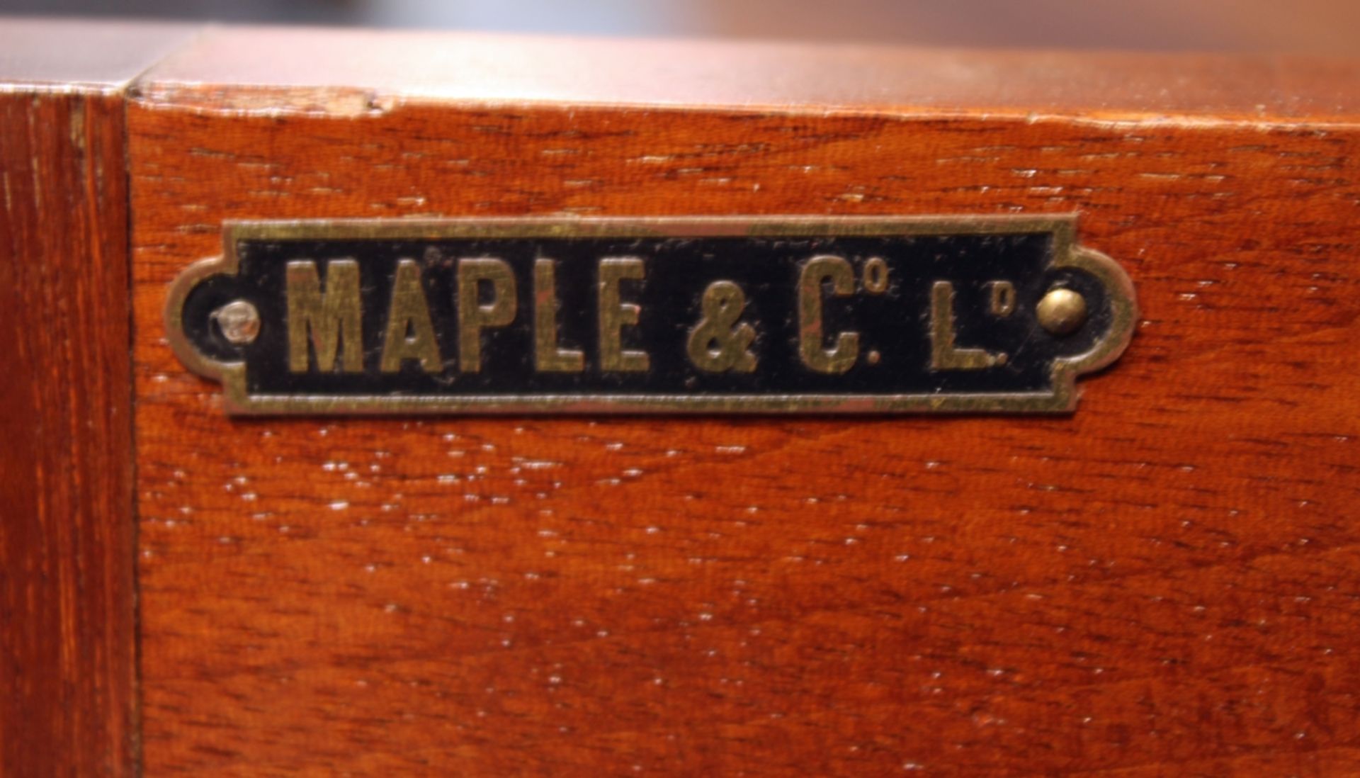 Bookcase, England, Anfang 20. Jh., Maple & Co, Mahagoni mit Band- und Fadeneinlagen, vorkragendes M - Bild 2 aus 2