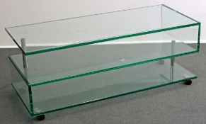 Low-Board, glas-concept Düsseldorf, 21. Jh., geschwungener Korpus mit drei Glasebenen auf Rollen, z