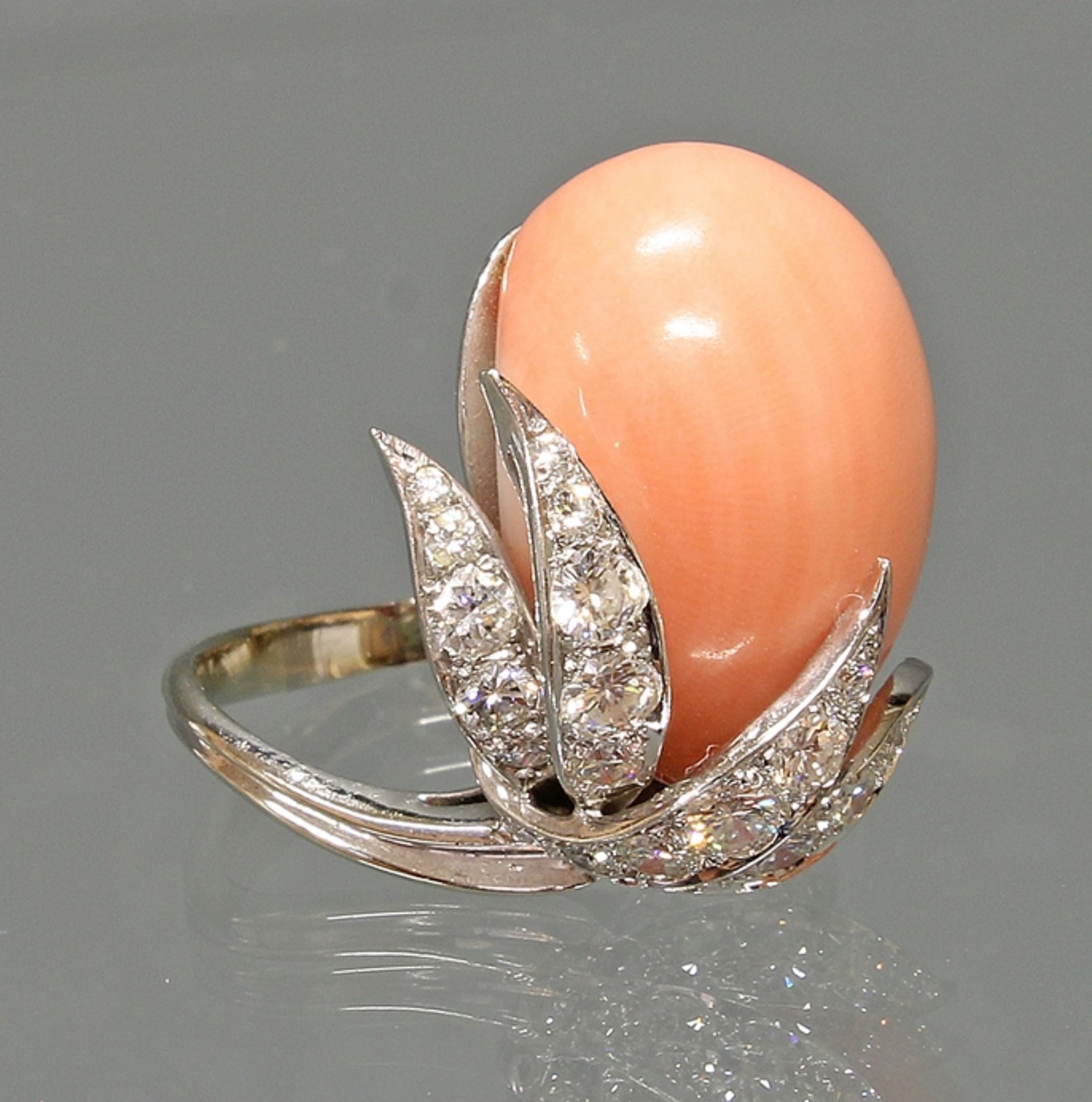 Ring, 'Blütenkelch', WG 750, Engelhaut-Koralle, 25 Besatzdiamanten, 11 g, RM 17.5 - Bild 2 aus 3