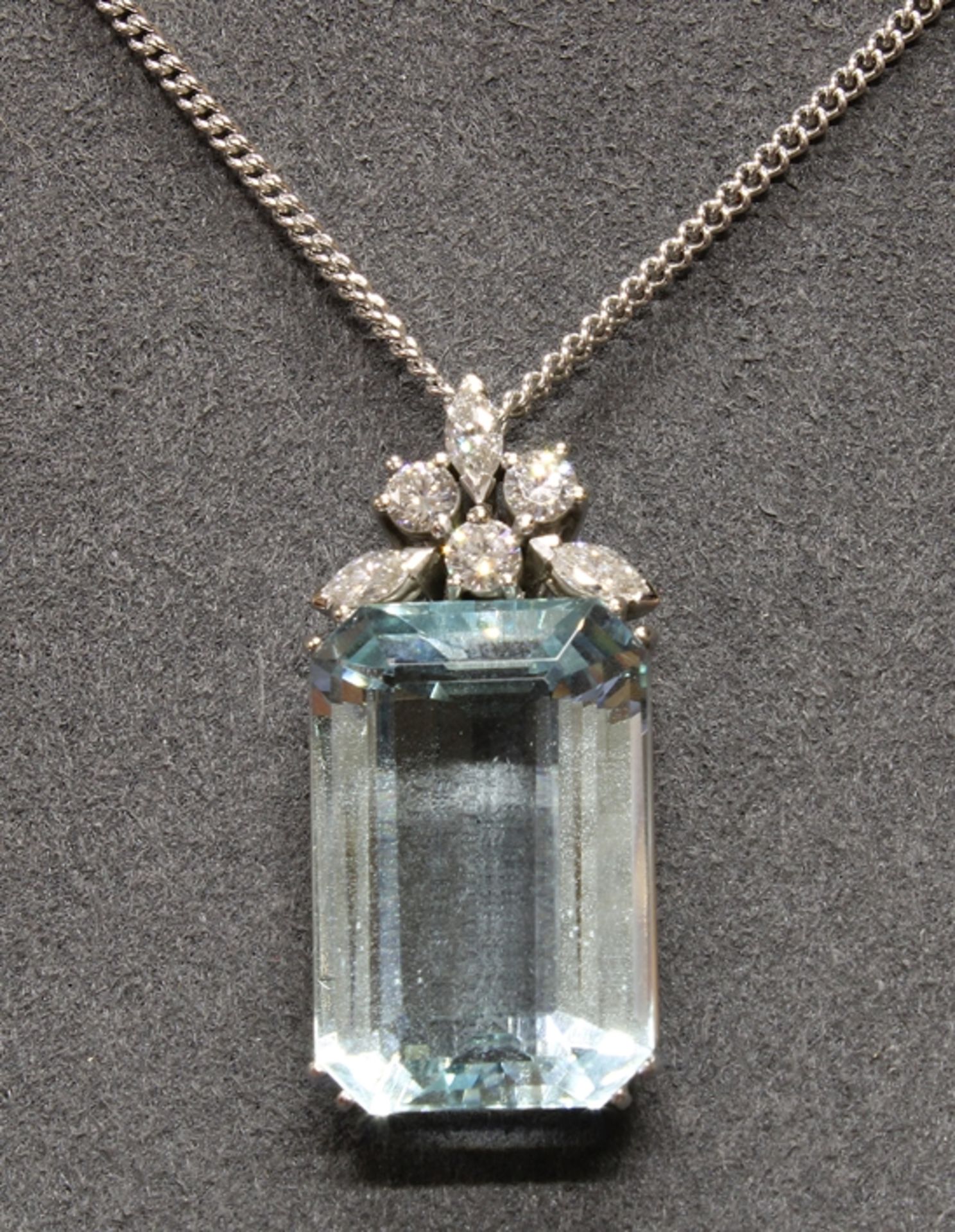 Anhänger, gep. MR, Atelier Richarz, Bonn, WG 750, 1 Aquamarin gep. 21.67 ct., im Smaragdschliff, 3 