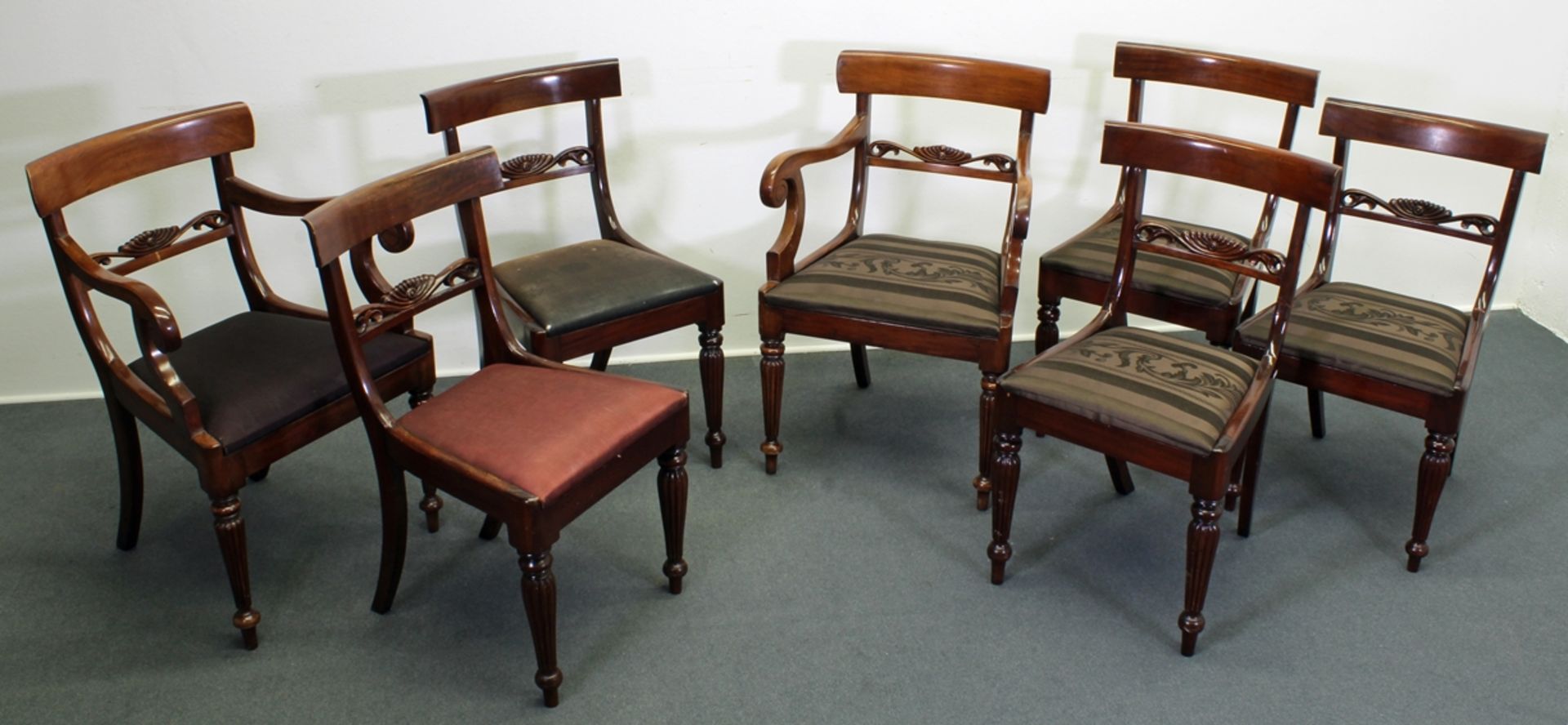 7 Stühle, William IV.-Stil, England, 19./20. Jh., Mahagoni, davon zwei Armlehnstühle, vordere Beine