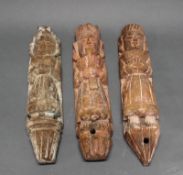 3 Holzschnitzereien, "Figuren", Indien, 20. Jh., Farbspuren, Frauen und Flötenspieler, als Halbfigu