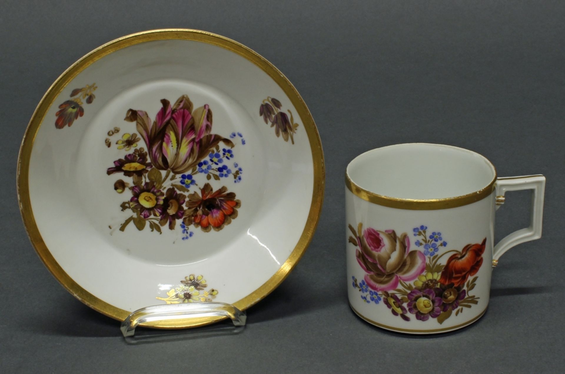 Tasse mit Untertasse, Meissen, Schwertermarke, 1817-1824, Zylinderform mit J-Henkel, farbige Blumen