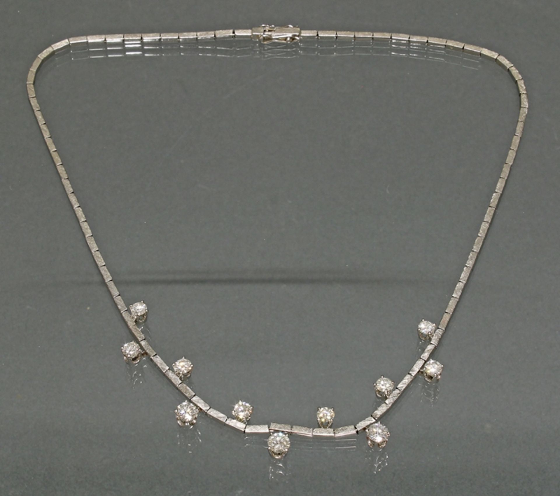 Collier, WG 750, 1 Brillant ca. 0.40 ct., 2 Brillanten zus. ca. 0.95 ct., 2 Brillanten zus. ca. 0.4