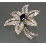 Brosche, 'Blüte', WG 750, 1 oval facettierter Saphir 9.5 x 6.5 mm, ca. 75 Besatzdiamanten zus. ca.