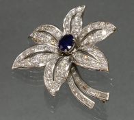 Brosche, 'Blüte', WG 750, 1 oval facettierter Saphir 9.5 x 6.5 mm, ca. 75 Besatzdiamanten zus. ca. 