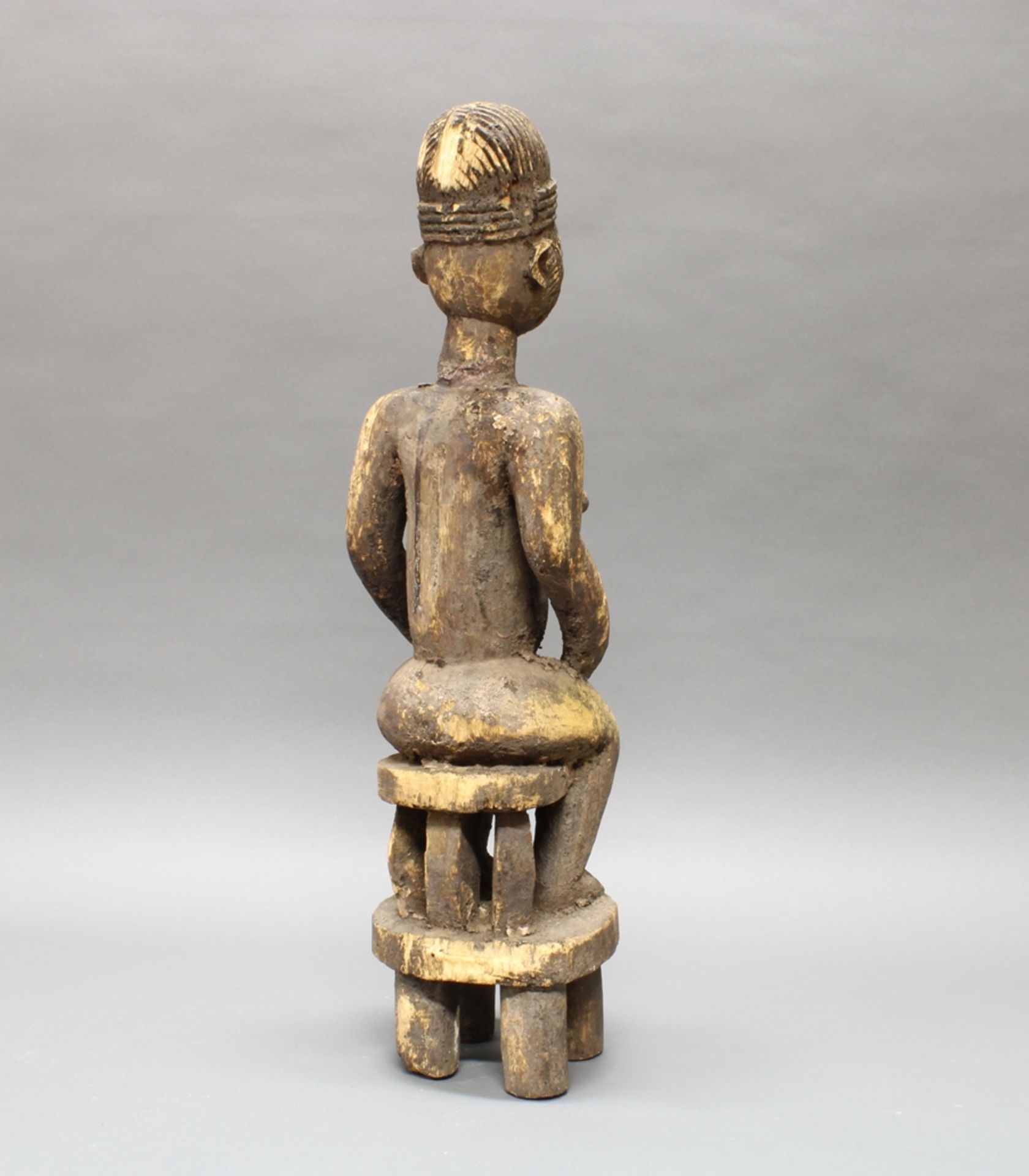 Sitzende Frauenfigur, auf doppeltem Hocker, Zaïre/Kongo, Afrika, authentisch, Holz, dunkle Patina,  - Bild 2 aus 2