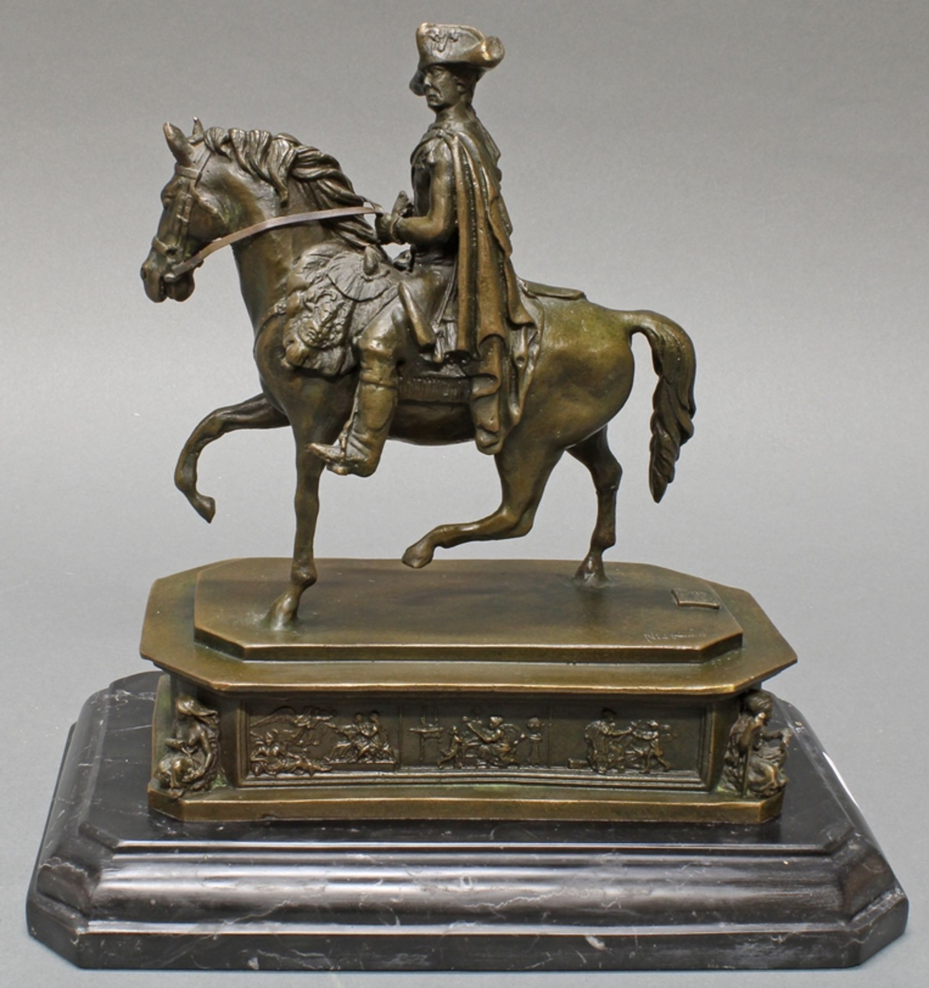 Bronze, "Friedrich der Große zu Pferde", auf Marmorsockel montiert, Miniatur des Reiterstandbildes  - Bild 2 aus 3