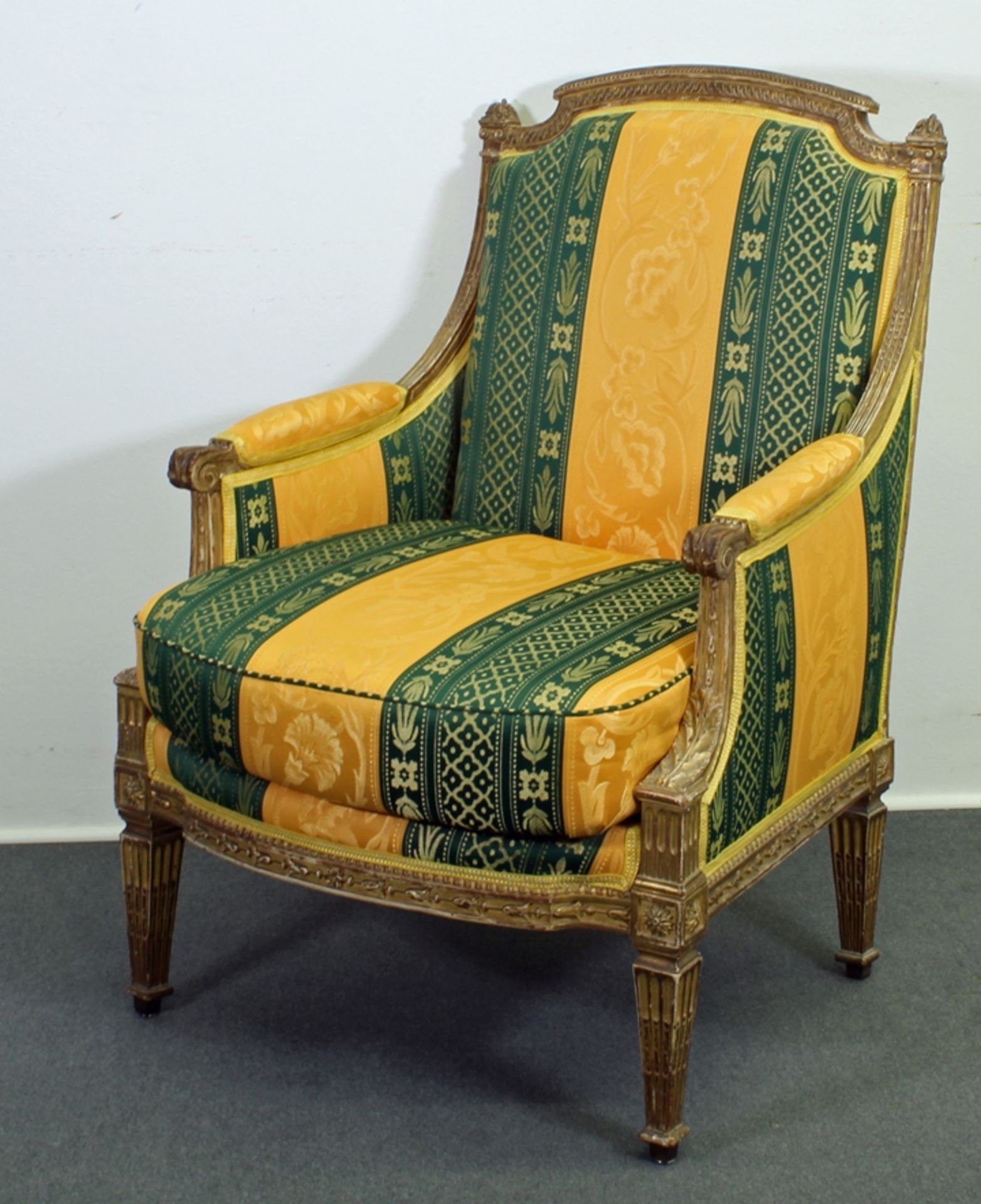 Fauteuil, Louis XVI, wohl 18. Jh., reich beschnitzt und golden gefasst, kannelierte Füße, erneuerte