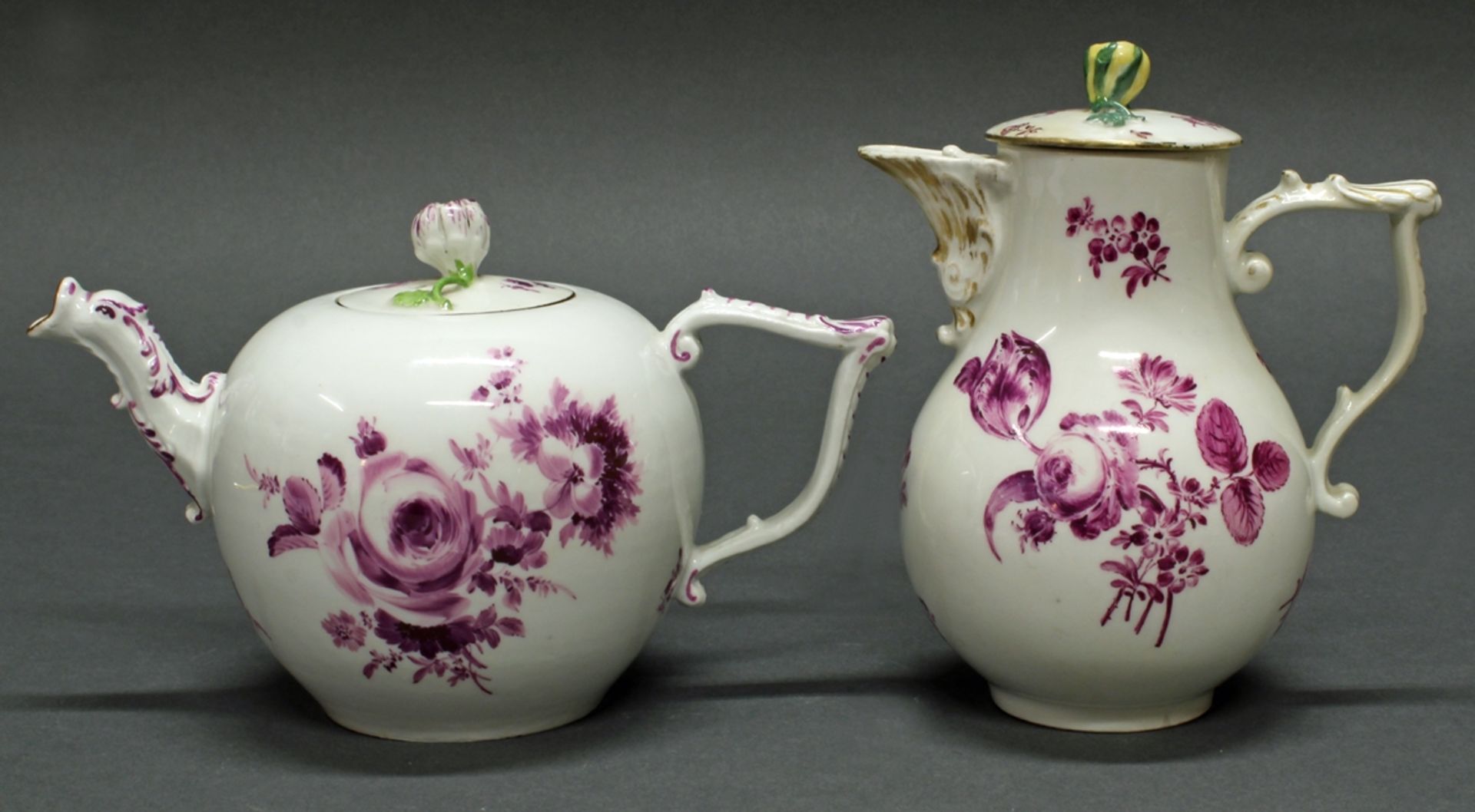 Kaffeekanne, Teekanne, Meissen, Schwertermarke, um 1765, gebauchte Gefäße mit Purpurblumen, J-Henke