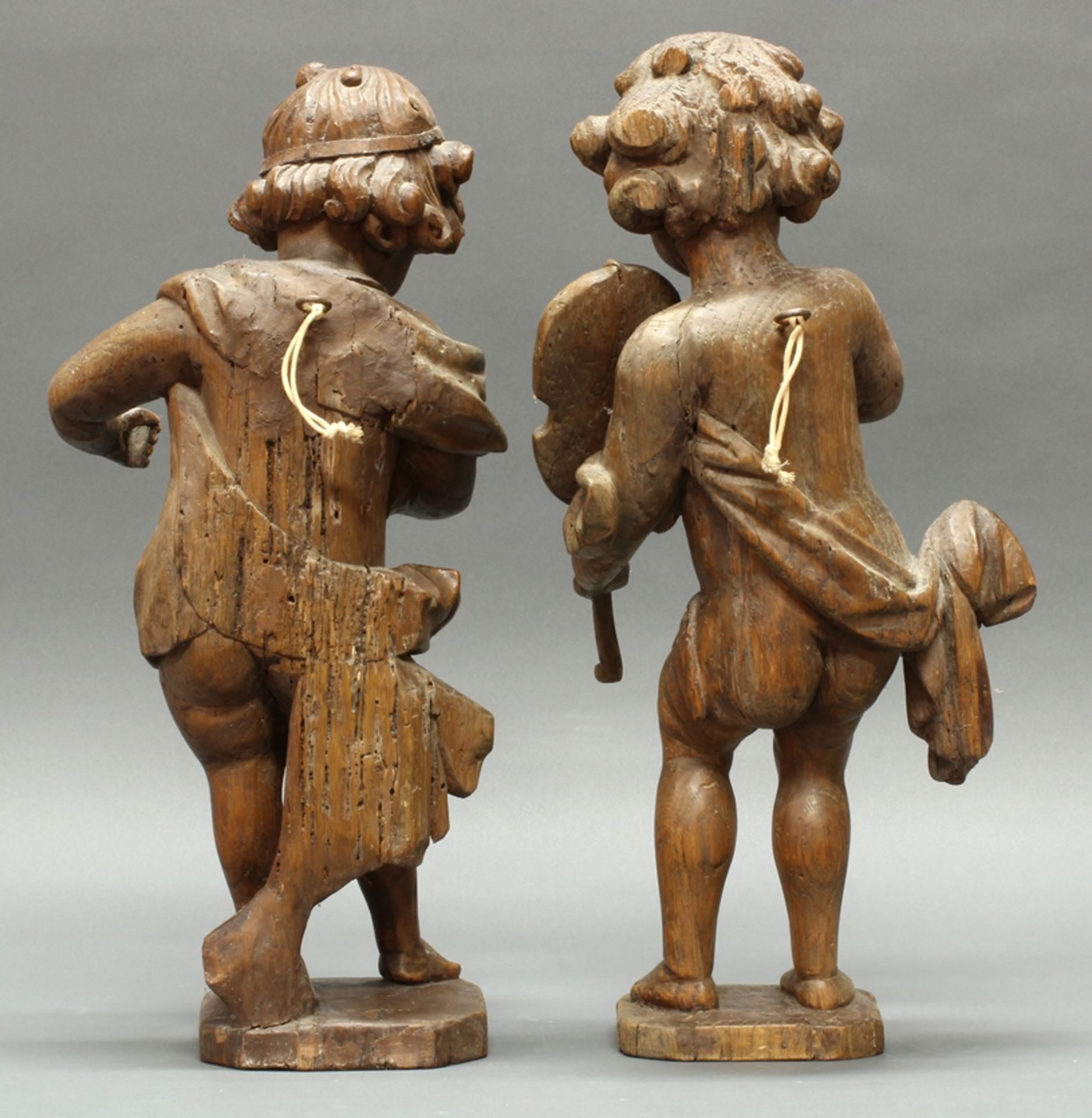2 Skulpturen, Holz geschnitzt, "Putten", wohl 19. Jh., jeweils 48 cm hoch, Restaurationsspuren, ein - Image 3 of 3