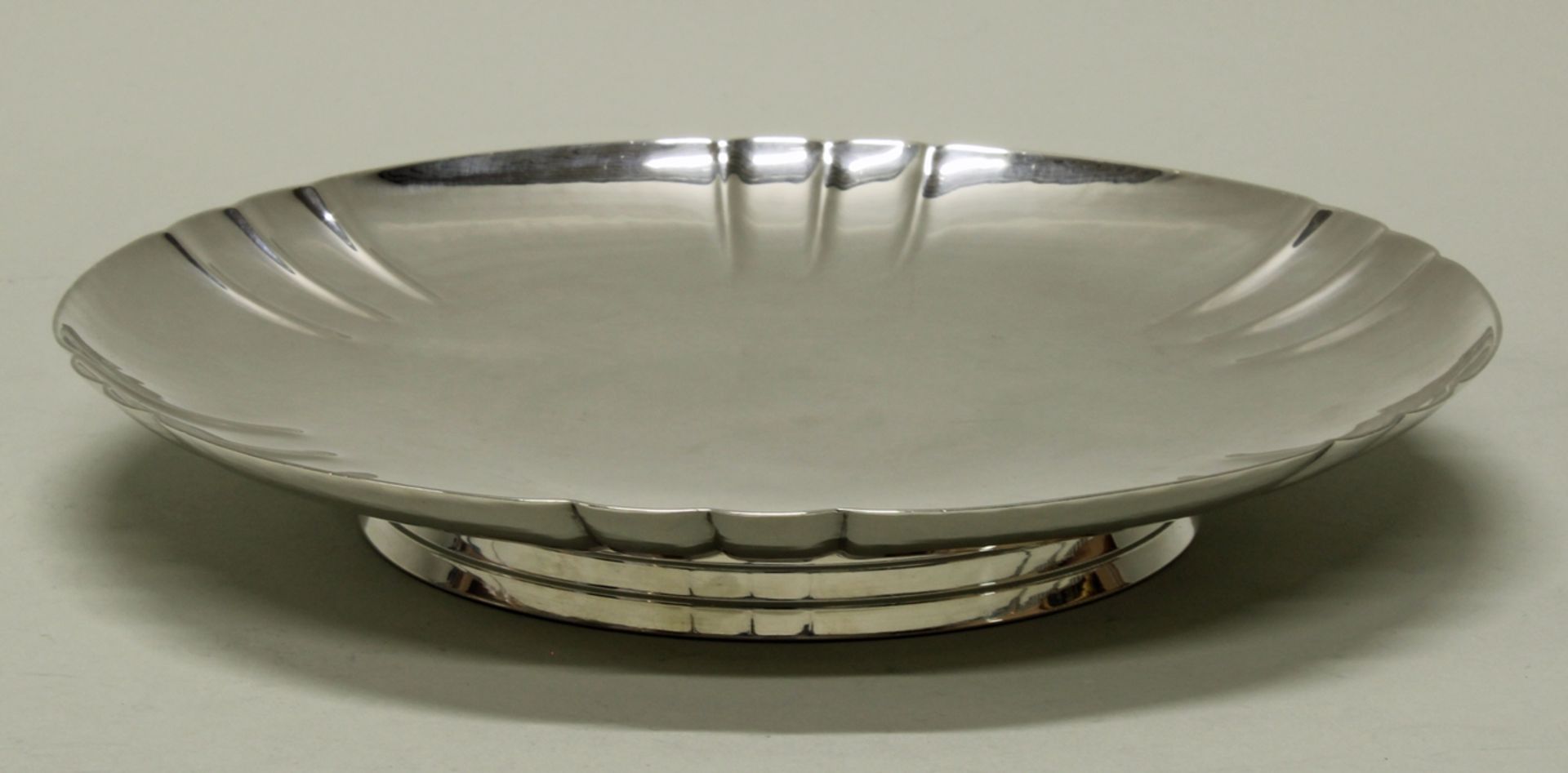 Anbietschale, Silber 925, London, 1935, Carrington & Co., flache Form von Graten verziert, auf prof