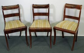 Drei Stühle, Biedermeier, um 1820, Norddeutschland, Mahagoni, geschwungene Beine, Sitzfläche gepols