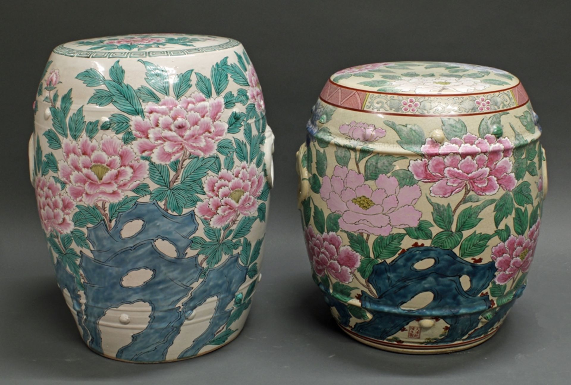 2 Gartenhocker, China, neuzeitlich, Porzellan, polychromer floraler Blumendekor, seitliche Marken,