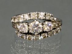 Ring, WG 750, 3 Brillanten zus. ca. 1.10 ct., alle etwa w/vs, 15 Brillanten zus. ca. 0.75 ct. (eine