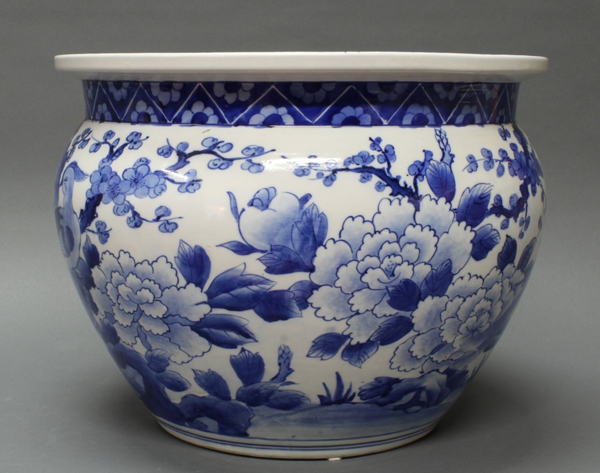 Cachepot, China, 20. Jh., Porzellan, Blau-Weiß-Dekor, Fasane zwischen Päonien und Pflaumenblüten, B - Image 2 of 2