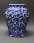 Schultertopf, China, Kangxi-Periode (1662-1722), Balusterform, blau-weiß, umlaufend in drei Reihen 