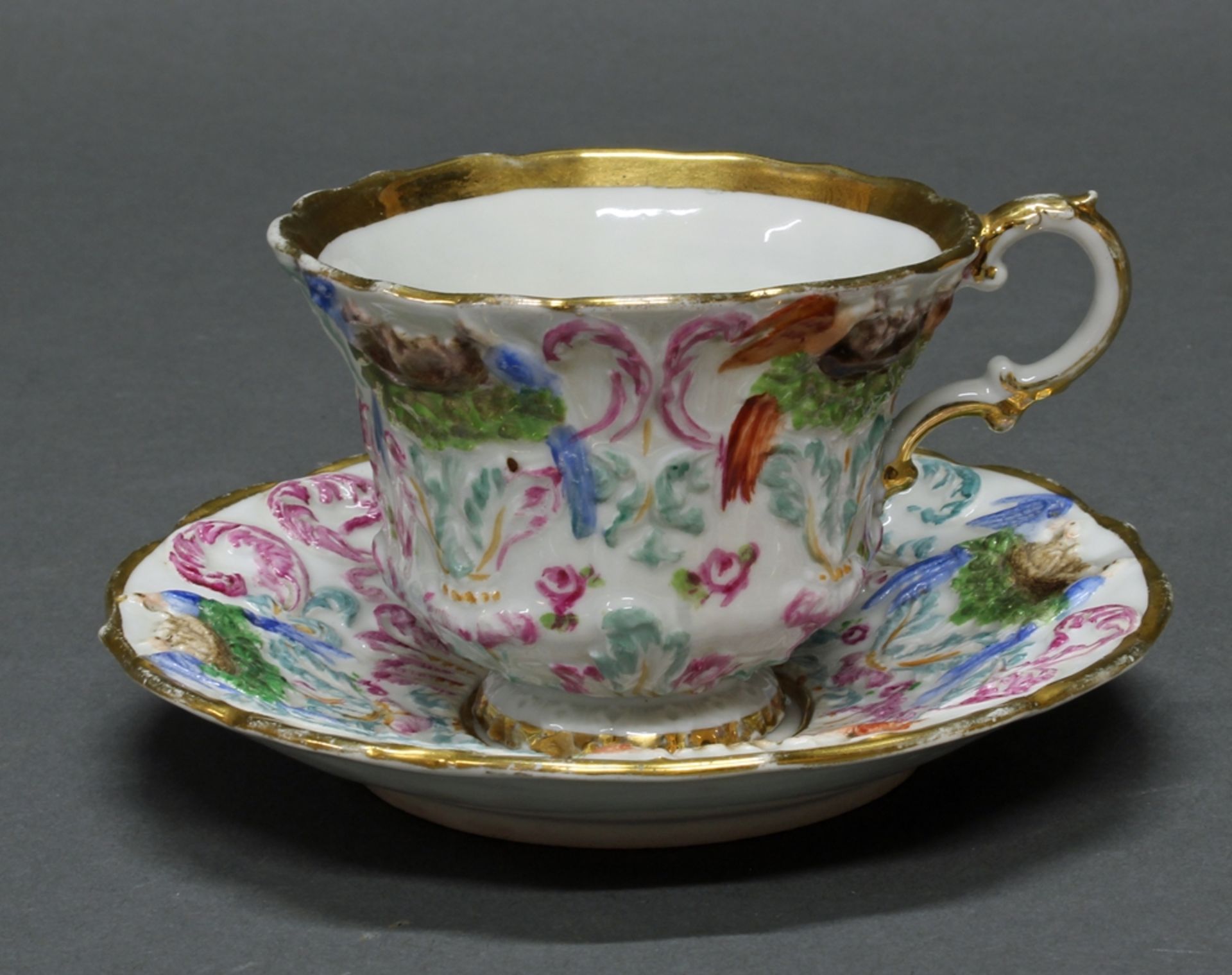 Tasse mit Untertasse, Meissen, Schwertermarke, 19. Jh., Reliefdekor mit Vogelnestern, polychrom, Go