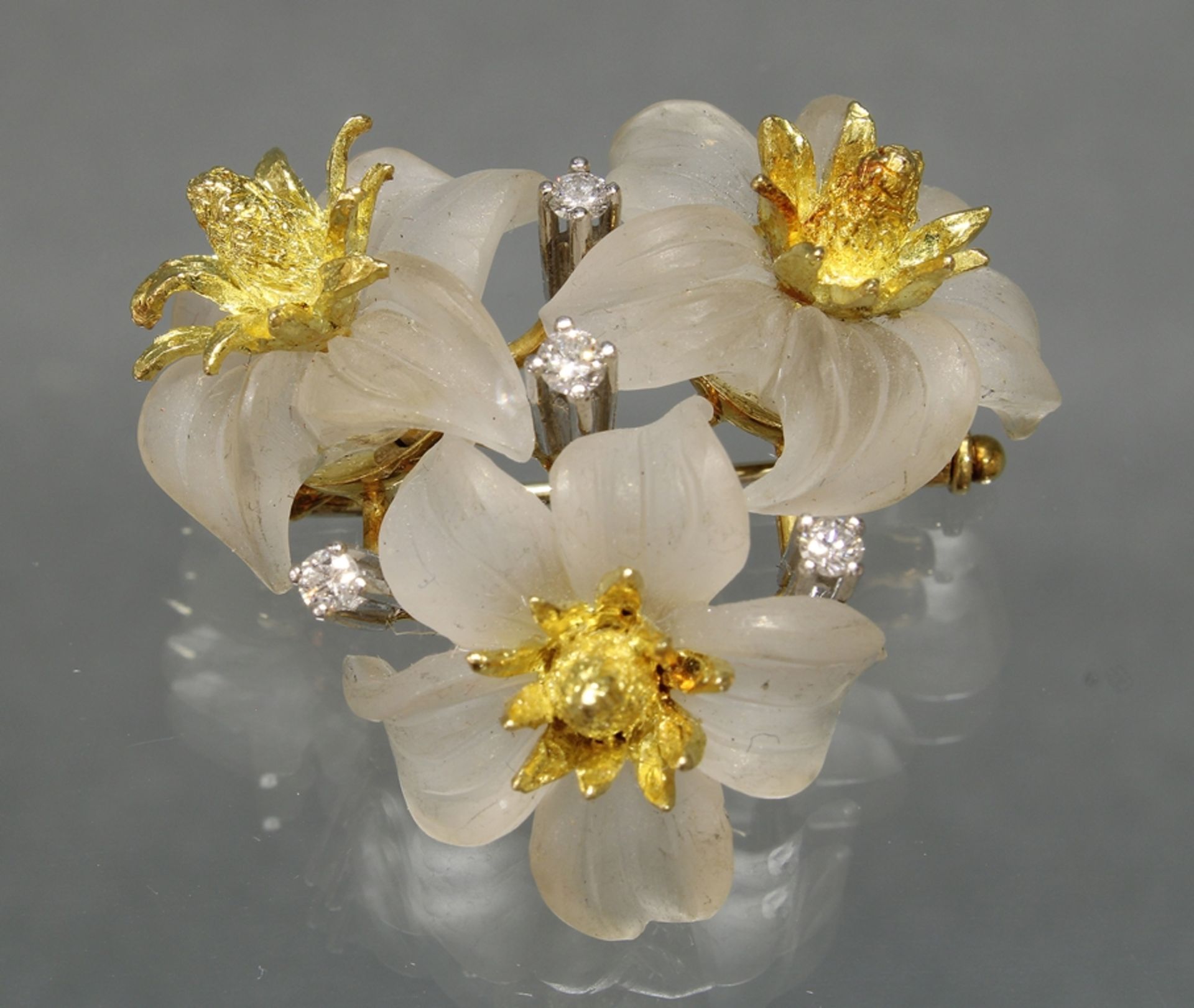 Brosche, 'Blüten-Bukett' (kleine Chips), GG 750, Bergkristall mit aufgesetzten Goldblüten, 4 kleine