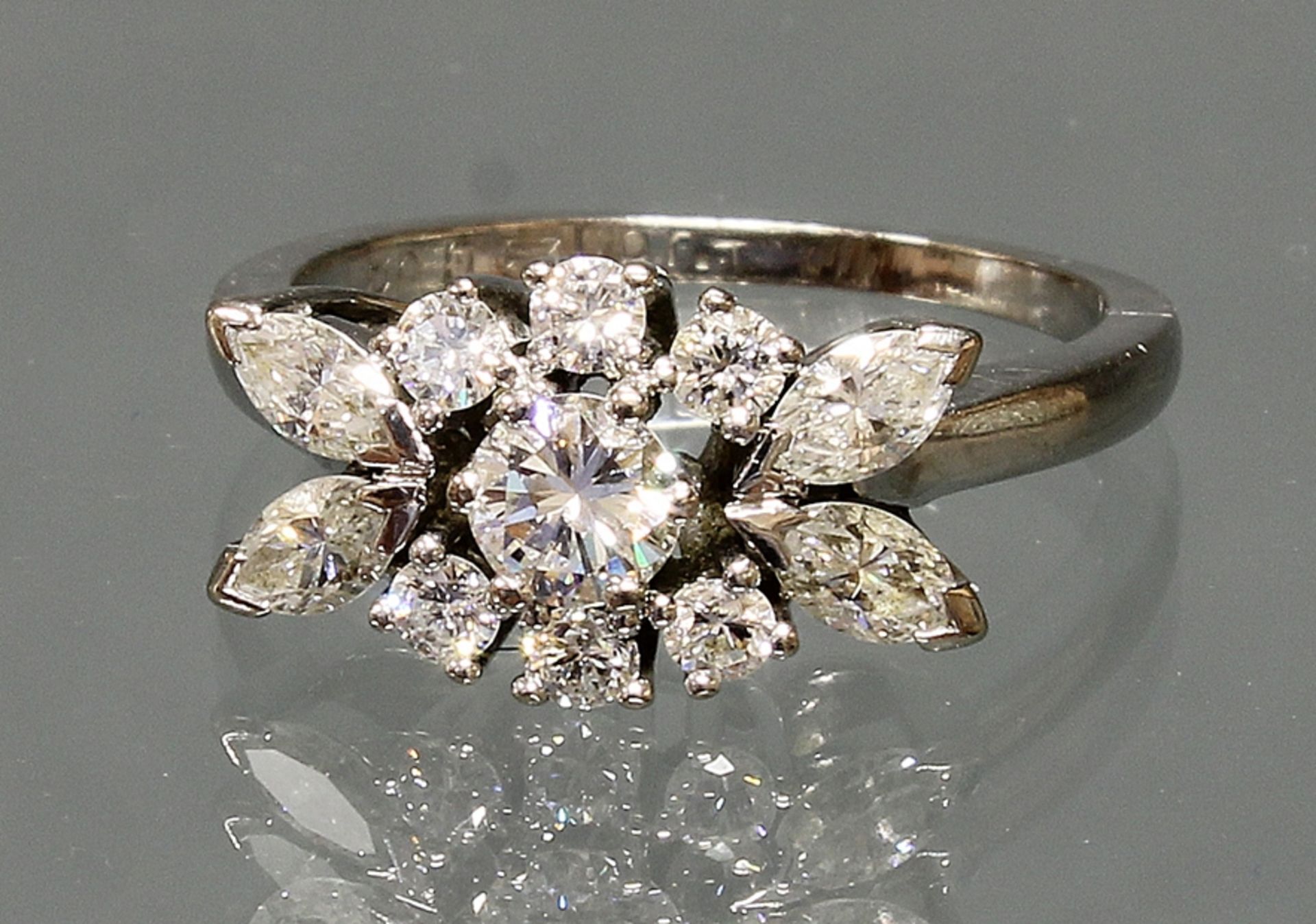 Ring, WG 750, gep. MR, Atelier Richarz, Bonn, 1 Brillant ca. 0.27 ct., 6 Brillanten zus. ca. 0.26 c