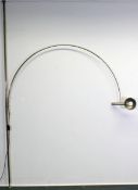 UNA-Bogenlampe, Florian Schulz, Messing vernickelt, 330 cm hoch, verstellbar